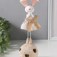 Сувенир полистоун свет "Зайка в льняном платье на шаре" 2хLR44 8,5х8,5х26 см