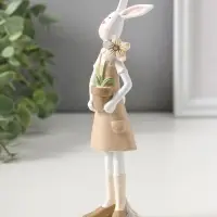 Сувенир полистоун "Зайка в бежевом сарафане с цветком в горшке" 19 см