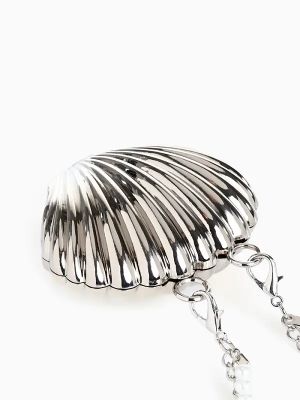 Сумка мини-клатч на магните, в форме ракушки, жёсткий корпус, на длинной цепочке, серебристая