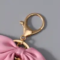 Брелок на карабине "Двойной бант с жемчугом и подвеской" розово-белый 13х8,5х1 см