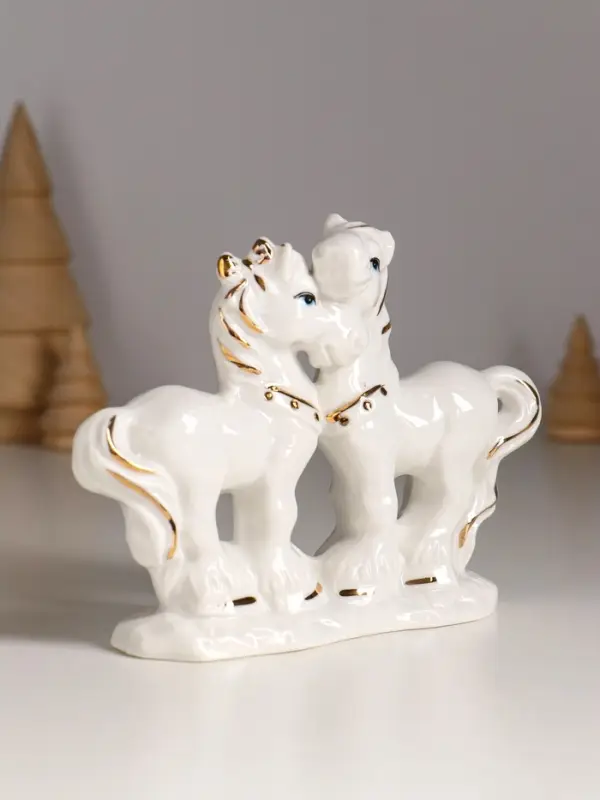 Сувенир керамика "Конь и лошадка милуются" белый с золотом 14х4,5х10 см