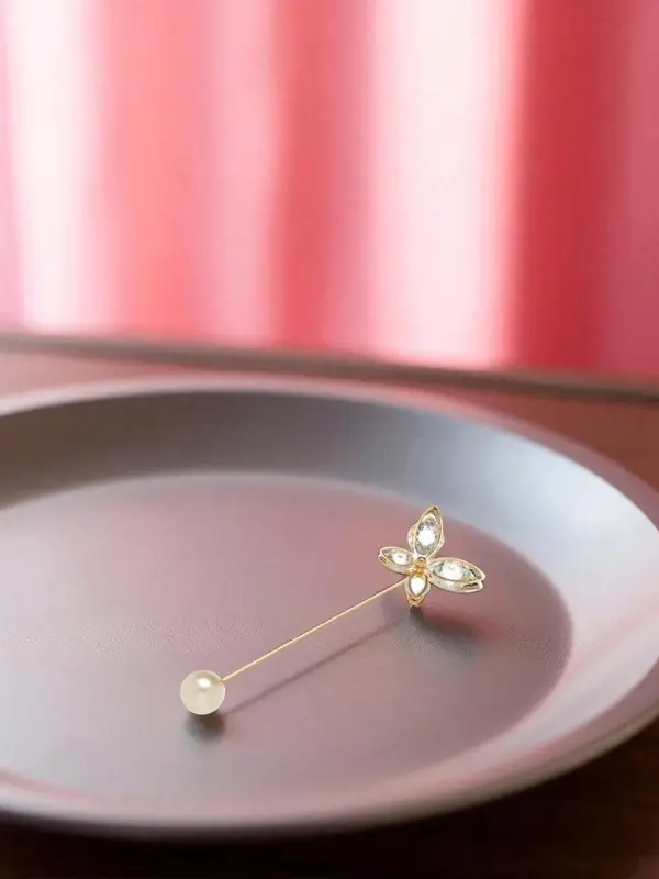 Булавка&laquo; Бабочка объемная&raquo;, 8.5 см, белая в золоте