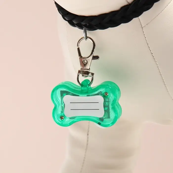 Маячок-адресник &laquo;Косточка&raquo;, с наклейкой под записку, 3 режима свечения, пластик, металл, зелёный