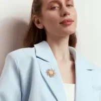 Брошь &laquo;Солнышко&raquo;, белая в золоте