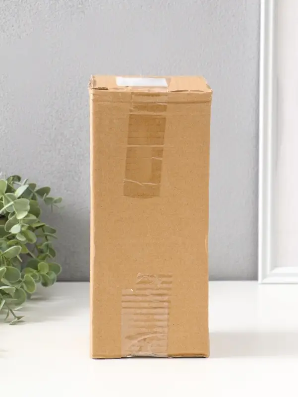 Сувенир полистоун "Девушка в бело-сером костюме с компьютером в наушниках" 24 см