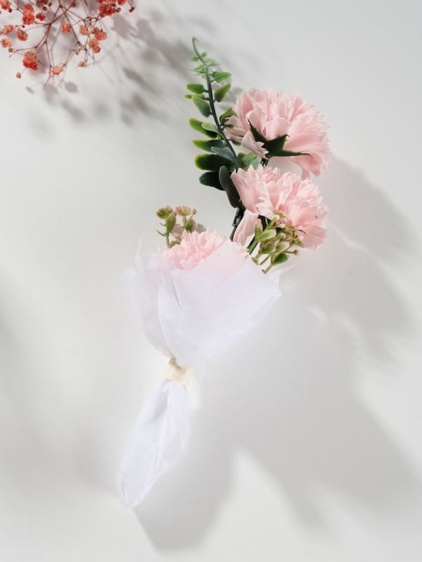 Букет из мыльных лепестков "Три гвоздики на подиуме" розовый 8х8х25 см