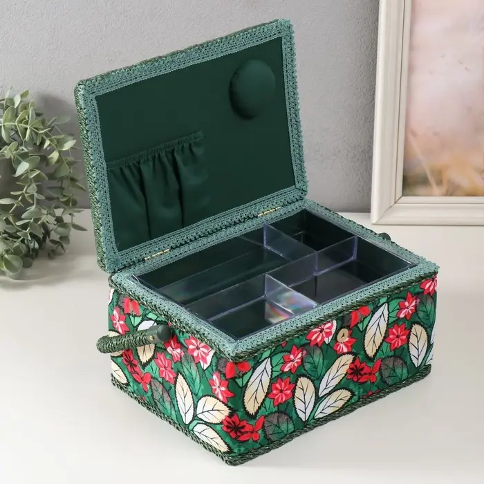 Шкатулка для рукоделия и шитья &laquo;Пуансеттия на зелёном&raquo;, хранение ниток, иголок, мелочи, 19&times;26&times;14.5 см