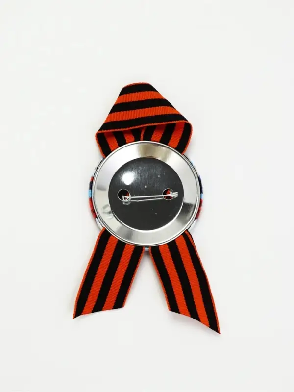 Значок с лентой с лентой "9 мая звезда" триколор