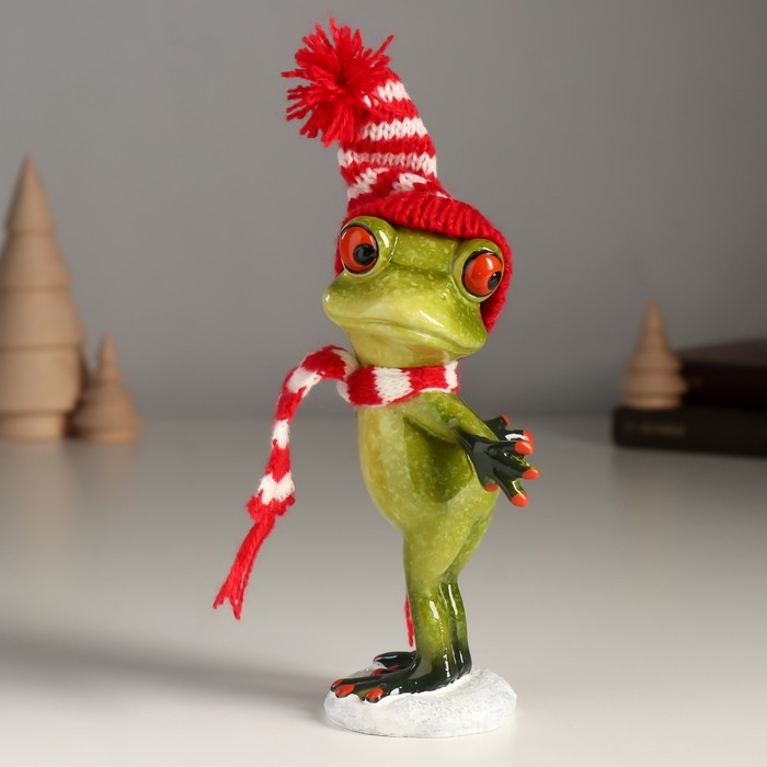 Сувенир полистоун лак Сувенир полистоун лак "Лягуха в шапочке и шарфике готовится упасть в снег" 8,2х6,5х18 см
