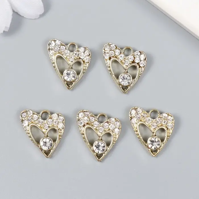 Металлический элемент, декоративная подвеска «Арт Узор. Фигурное сердечко», стразы, золото, 1.5×1.9 см