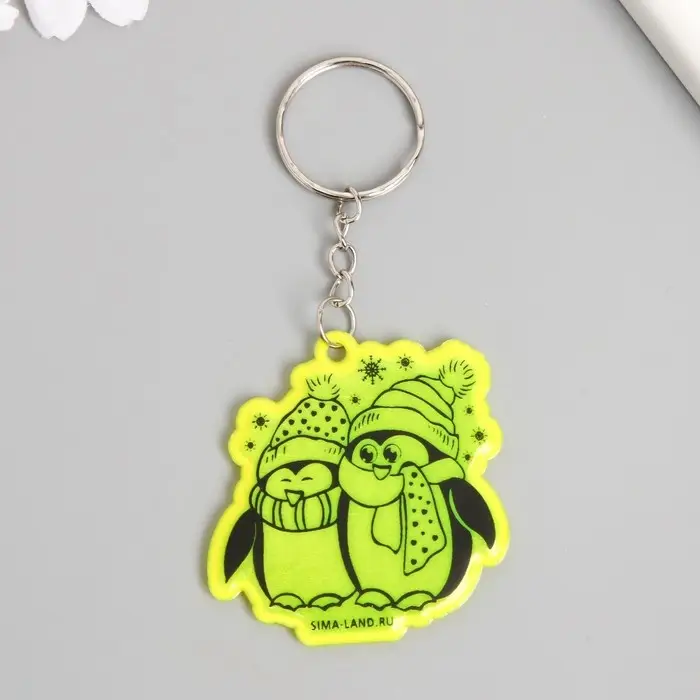 Брелок пластик светоотражающий Брелок пластик светоотражающий "Пингвины - давай погреемся" 5х4,8 см