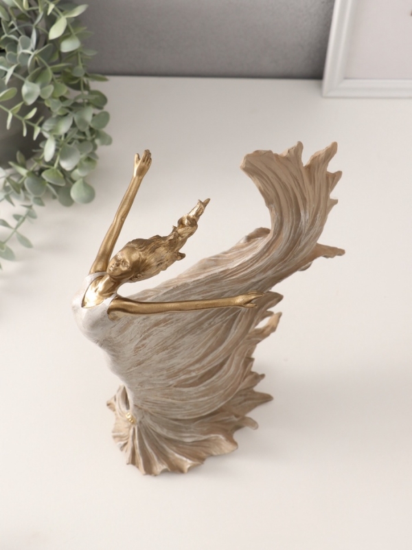 Сувенир полистоун  Сувенир полистоун "Свобода. Девушка в летящем платье" бежевый 21х14х30,5 см