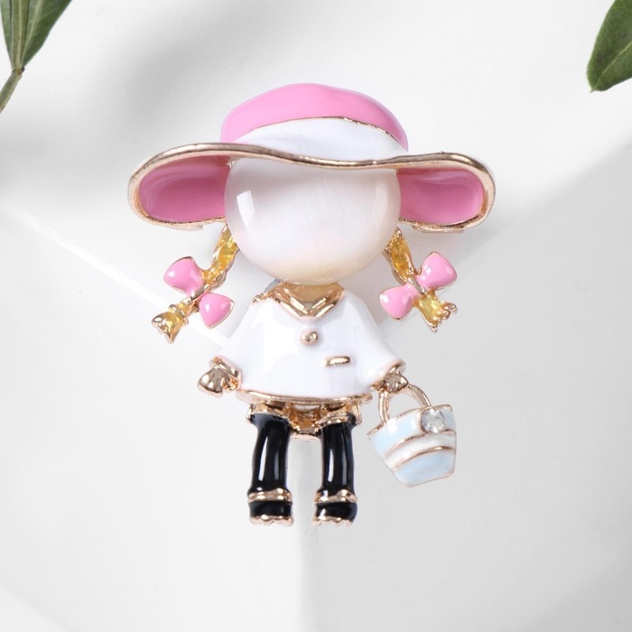 Брошь «Девочка» в шляпке, цветная в золоте Брошь «Девочка» в шляпке, цветная в золоте