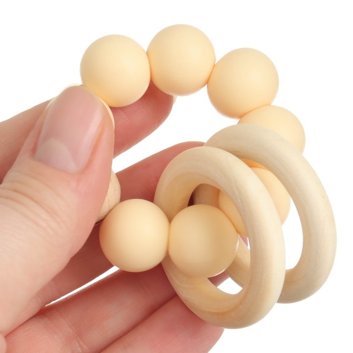 Прорезыватель силиконовый с деревянным кольцом, цвет бежевый, Mum&Baby