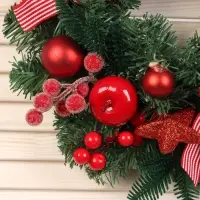 Новогодний венок d-33 см «Зимнее волшебство. Снежное яблочко» на дверь, на стену, декор яблоки, шары, ягоды