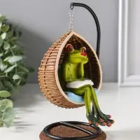 Сувенир полистоун лак "Лягуха в кресле-качеле" 12х11х18 см