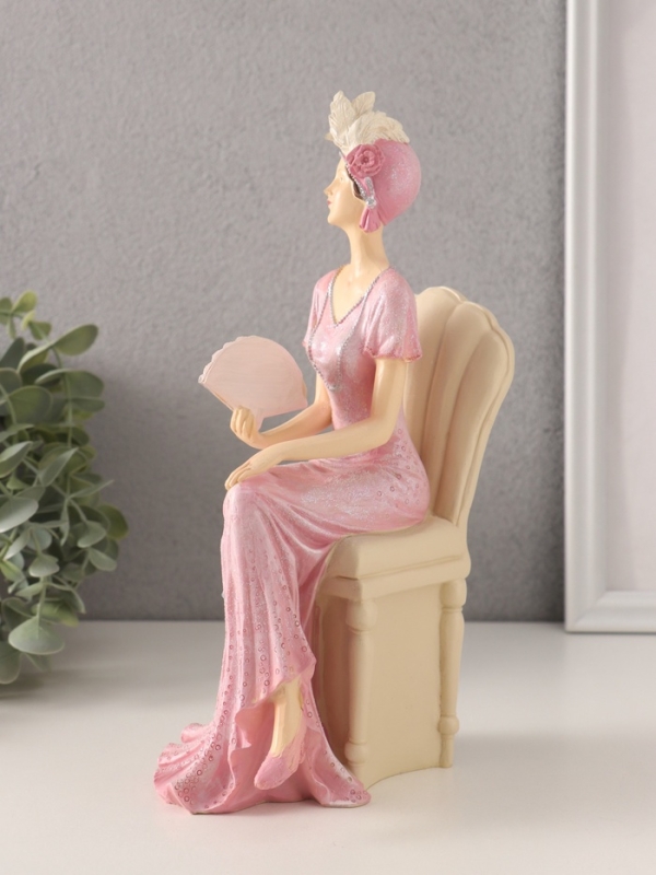 Сувенир полистоун  Сувенир полистоун "Мадмуазель Элиза в розовом платье с веером, в кресле" 13х9х25 см