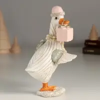 Фигурка полистоун &laquo;Гусь в шарфике и шапке с подарком&raquo;, 10&times;9.5&times;16 см