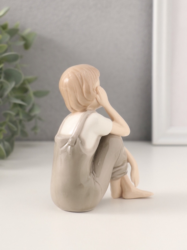 Сувенир керамика  Сувенир керамика "Мальчик в комбинезоне сидит скрестив ноги" 4x8x10 см