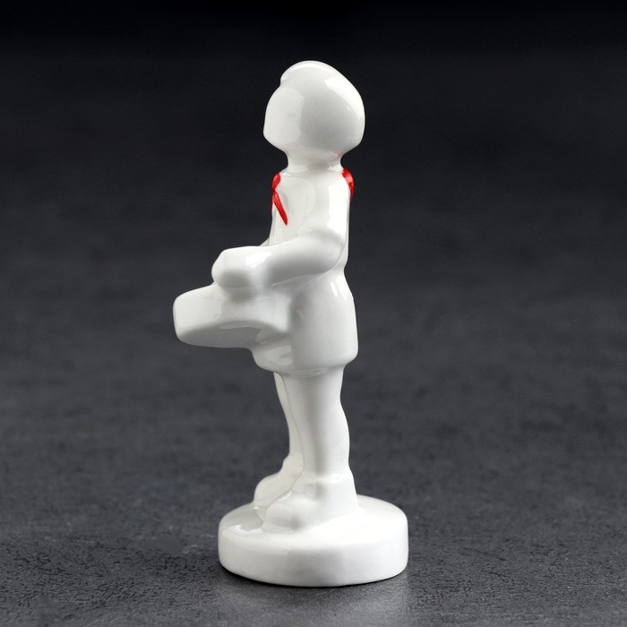 Статуэтка фарфоровая  Статуэтка фарфоровая "Пионерка", авторская роспись