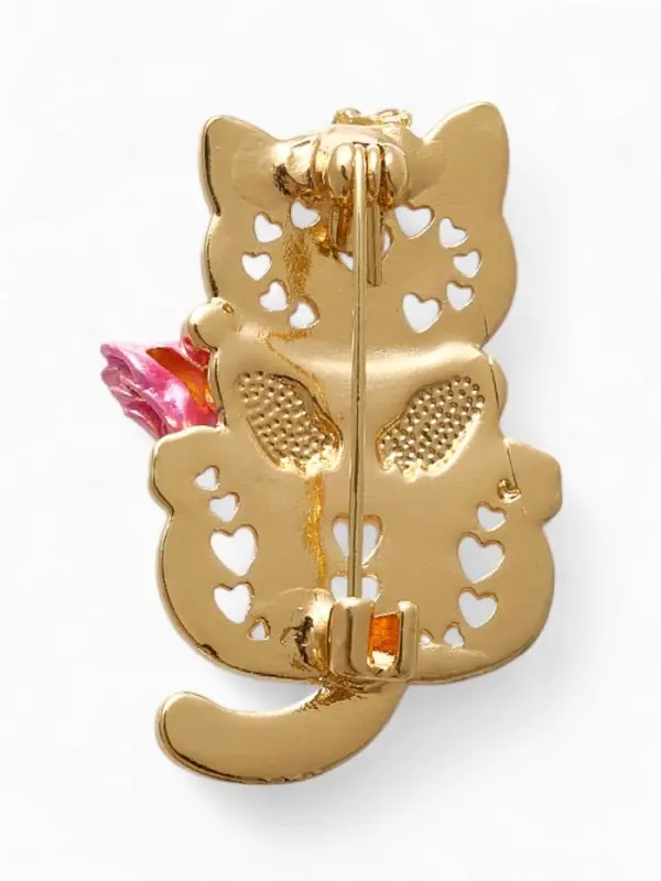 Брошь  Брошь "Кошечка" с розой, бело-розовая в золоте
