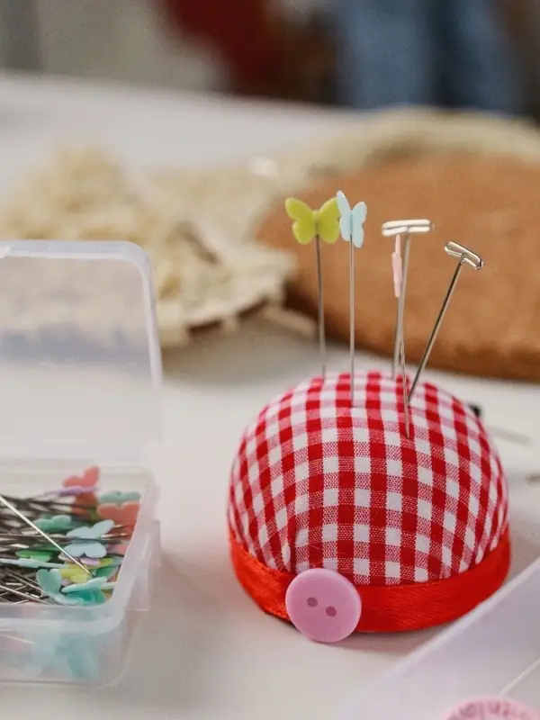 Игольница на руку &laquo;Клетка&raquo;, d=6 см, красная, белая