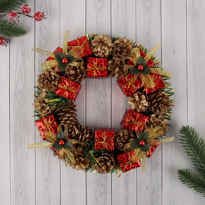 Венок новогодний d-22 см  Венок новогодний d-22 см "Шишки и красные подарки"
