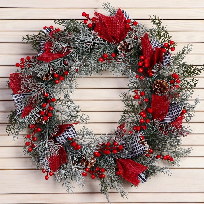 Венок новогодний d- 32 см  Венок новогодний d- 32 см "Уютная сказка" полосатые ленты шишки