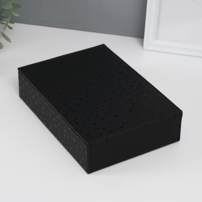 Шкатулка кожзам для украшений с зеркалом Шкатулка кожзам для украшений с зеркалом "Сердечки" чёрная матовая тиснение 15х21,5х5,5 см 1052445