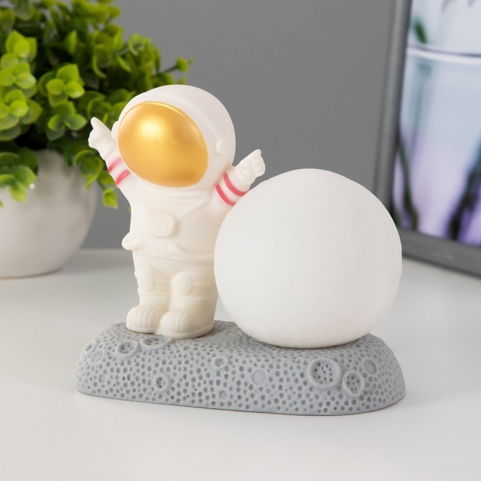 Ночник Ночник "Крутой космонавт" LED 2Вт RGB от батареек 3хLR44 бело-золотой 11х6х11 см RISALUX