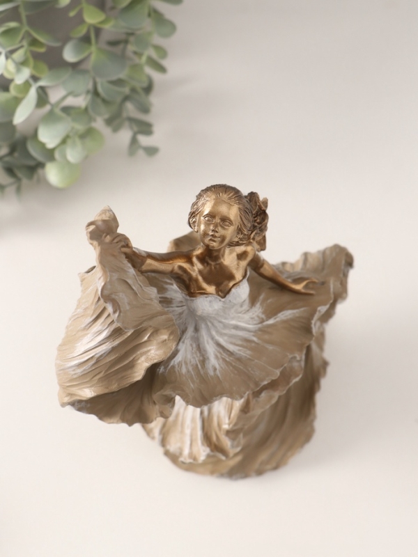 Сувенир полистоун  Сувенир полистоун "Воздушность. Девушка в платье со шлейфом" бежевый 16,5х11,5х30 см