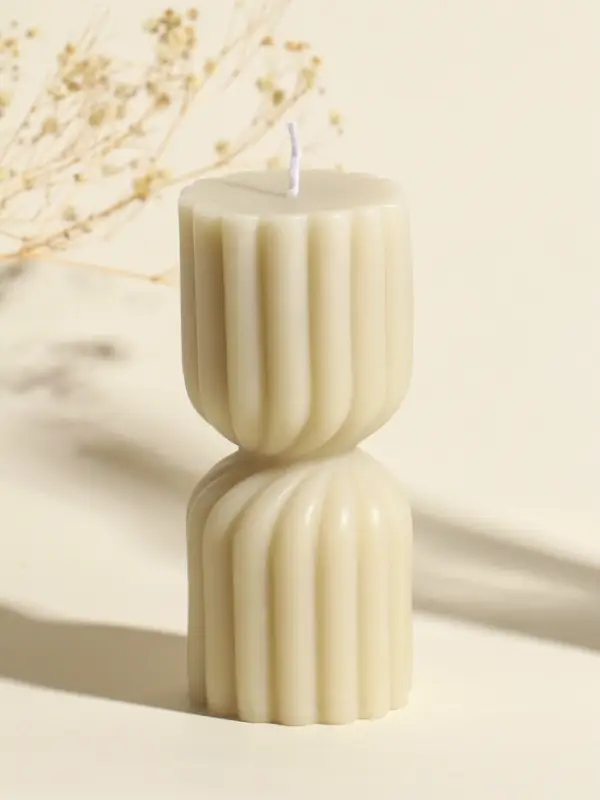 Свеча интерьерная "Афина" сливочная 6х6х14 см