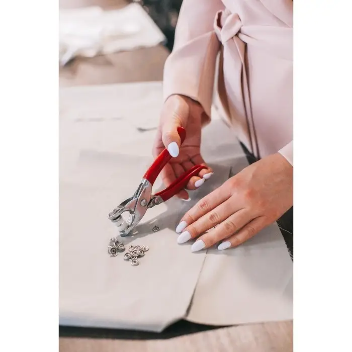 Щипцы для установки кнопок, с прорезиненными ручками, с кнопками 25 шт., 15&times;6.5 см, красные