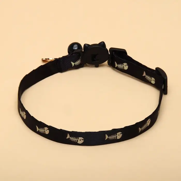 Ошейник для кошек &laquo;Рыбёшка&raquo;, 30&times;1 см, светящийся, с бубенчиком и подвесом, полиэстер, чёрный