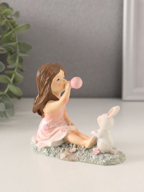 Сувенир полистоун Сувенир полистоун "Малышка надувает шарик, с зайчиком на лужайке" розовый 10,5х5х9 см