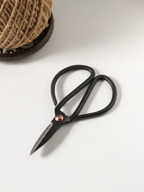 Сувенир катушка для ниток чугун с ножницами "Узоры" 13,2х13,2х23 см