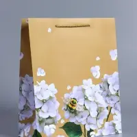 Пакет подарочный ламинированный &laquo;Пчёлка на гортензии&raquo;, бежевый, 26&times;12&times;32 см