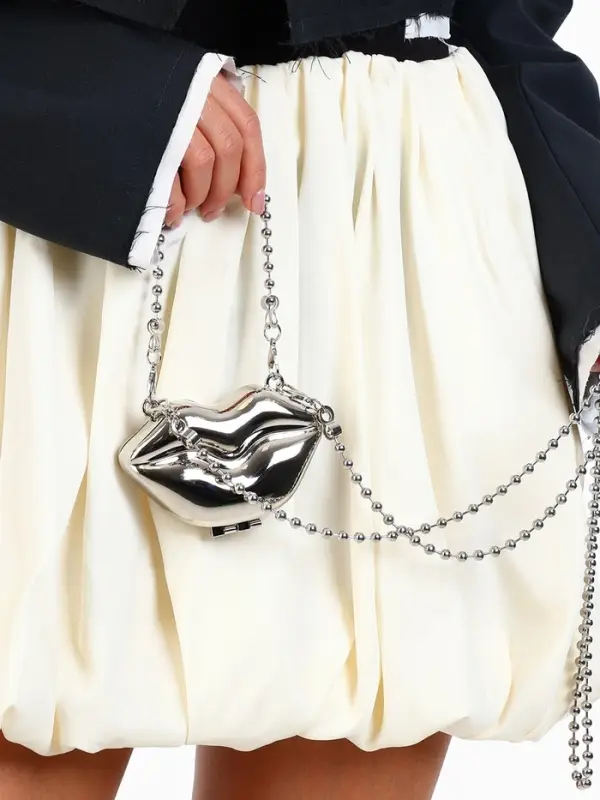 Сумка мини-клатч на магните, в форме губ, жёсткий корпус, на длинной цепочке, серебристая