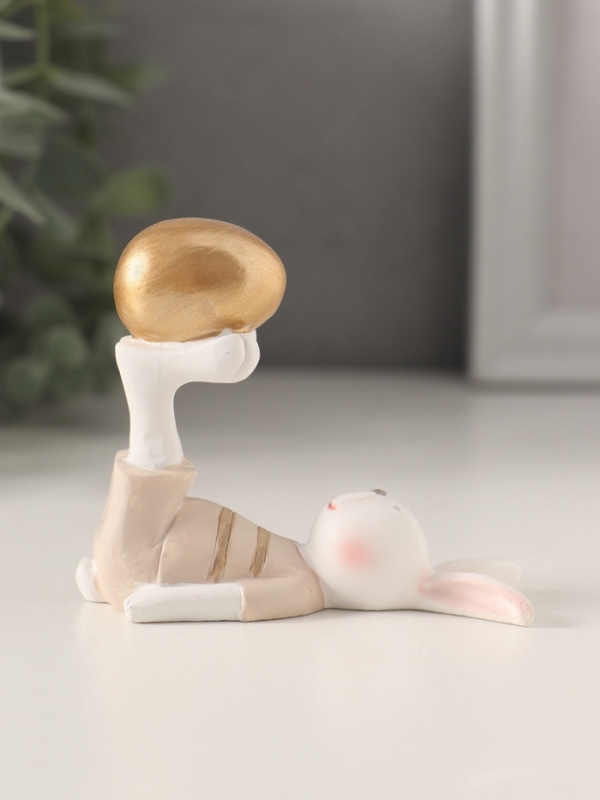 Сувенир полистоун "Белый зайчик в бежевом наряде, с золотым яичком" 8х4,5х7 см