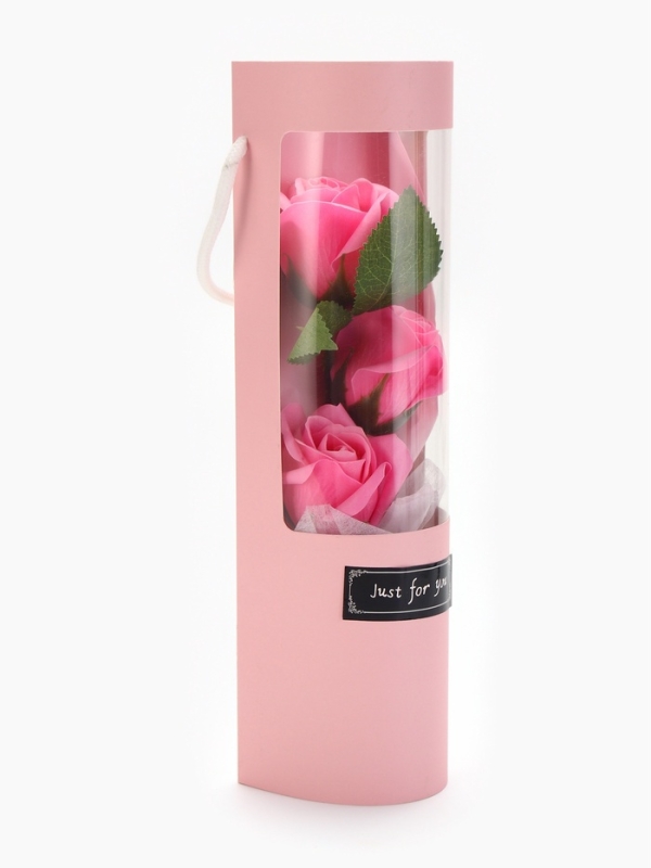 Букет из трех мыльных розовых роз в колбе.