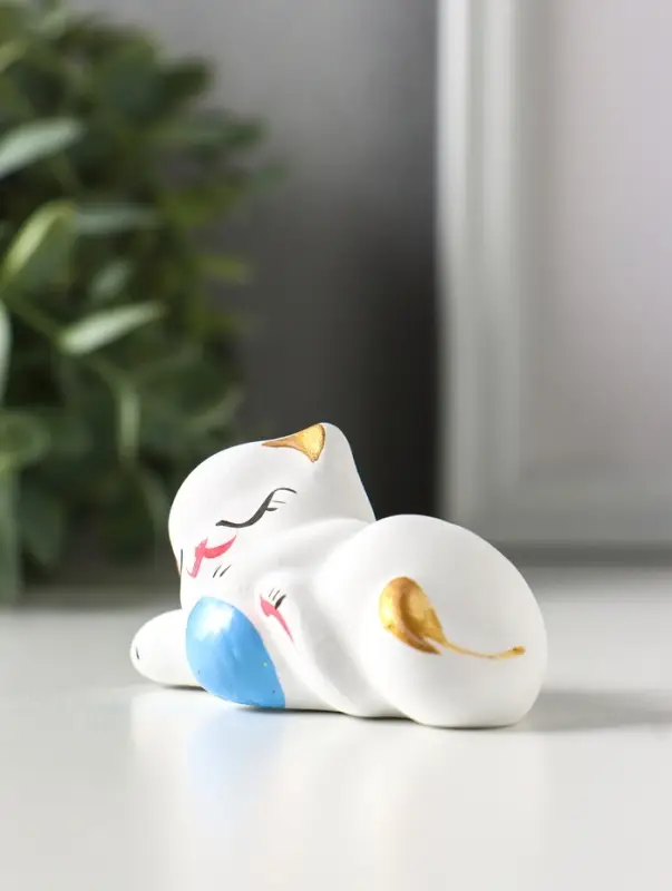 Фигурка керамика &laquo;Котик с мячом лёжа&raquo;, 7 см, белый, МИКС