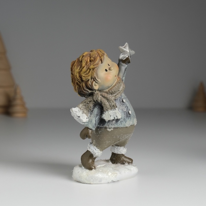 Сувенир полистоун  Сувенир полистоун "Маленький принц в сером комбинезоне в шарфике" МИКС 6,5х4х11,5 см