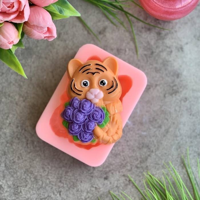 Силиконовая форма «Тигрёнок с букетом 2D» S Силиконовая форма «Тигрёнок с букетом 2D» S