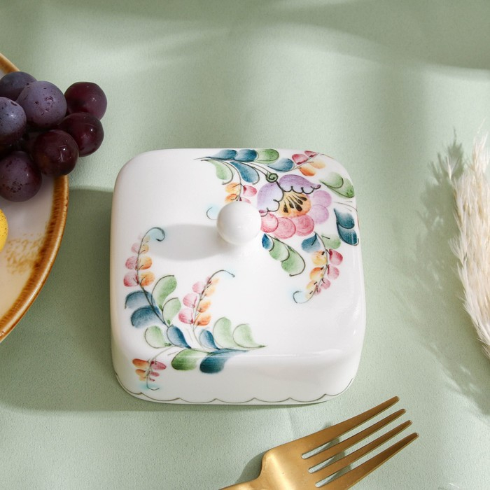 Маслёнка «Майская», на 1/2 пачки, 11,9×11,9×8,1 см, 1 сорт, авт. Алдошина Л.В. Маслёнка «Майская», на 1/2 пачки, 11,9×11,9×8,1 см, 1 сорт, авт. Алдошина Л.В.