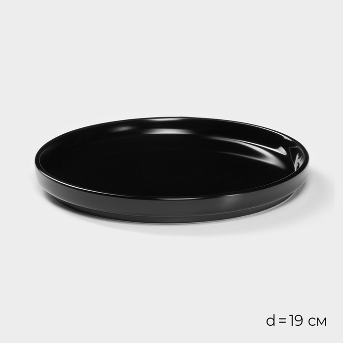 Набор фарфоровой посуды Magistro Night, 16 предметов: тарелка d=25,5 см, d=19 см, миска 850 мл, d=15 см, кружка 320 мл, цвет чёрный Набор фарфоровой посуды Magistro Night, 16 предметов: тарелка d=25,5 см, d=19 см, миска 850 мл, d=15 см, кружка 320 мл, цвет чёрный