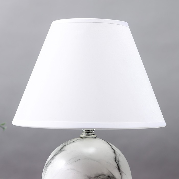 Настольная лампа 16818/1 E14 40Вт бело-серый h.27см RISALUX Настольная лампа 16818/1 E14 40Вт бело-серый h.27см RISALUX