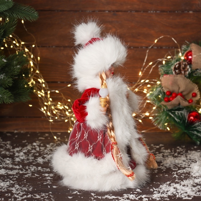 Снегурочка  Снегурочка "В пушистой шубке, с фонариком" двигается, с подсветкой, 30х18 см, красный