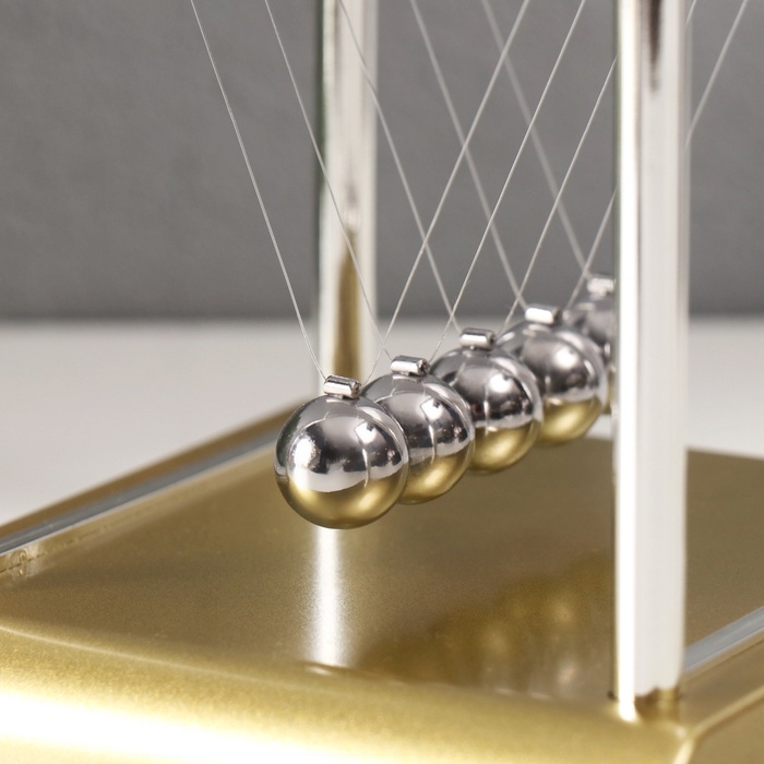 Маятник пластик Маятник пластик "Шары Ньютона" золото 13,5х11х13,5 см