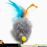 Дразнилка - удочка &laquo;Мышка с колокольчиком и перьями&raquo;. на деревянной палочке, серая