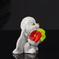 Фигура "Кролик с букетом" 7 см, серый